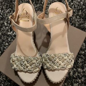NWT Kenna sz 38/7.5-8 Taupe and Ivory Wedges